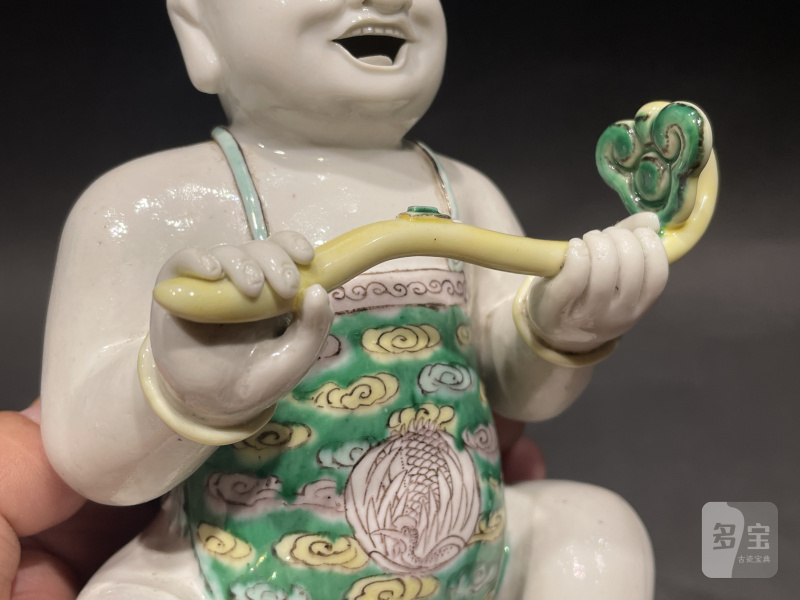清康熙 素三彩童子持如意摆件 - 图7